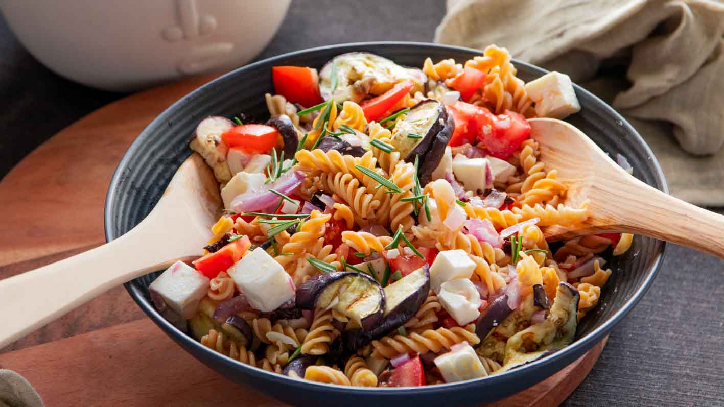 Nudelsalat mediterran leckere Beilage zum Grillen