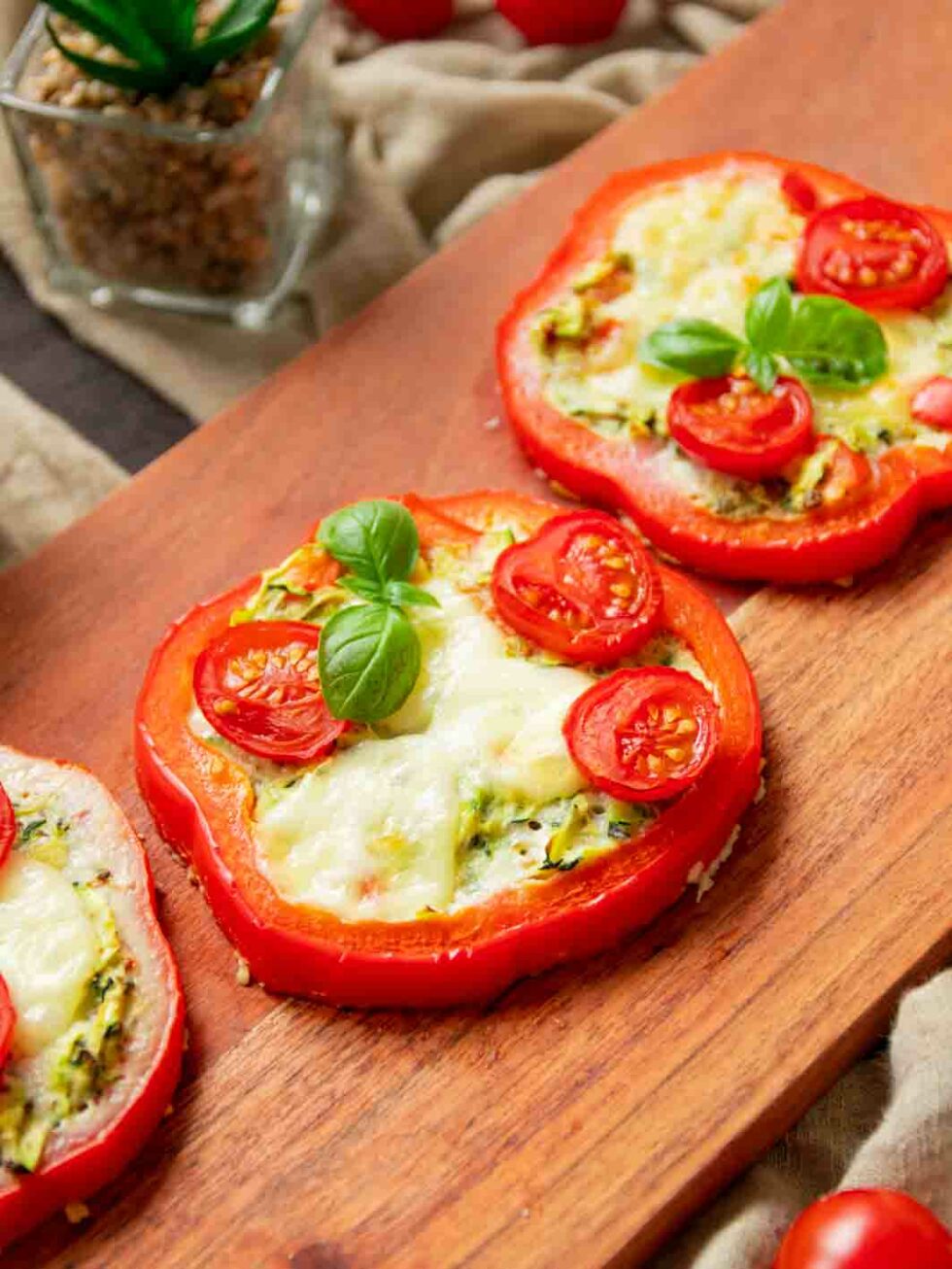 Tomate Mozzarella Style - Paprika Minipizza | dieses Rezept ging viral!