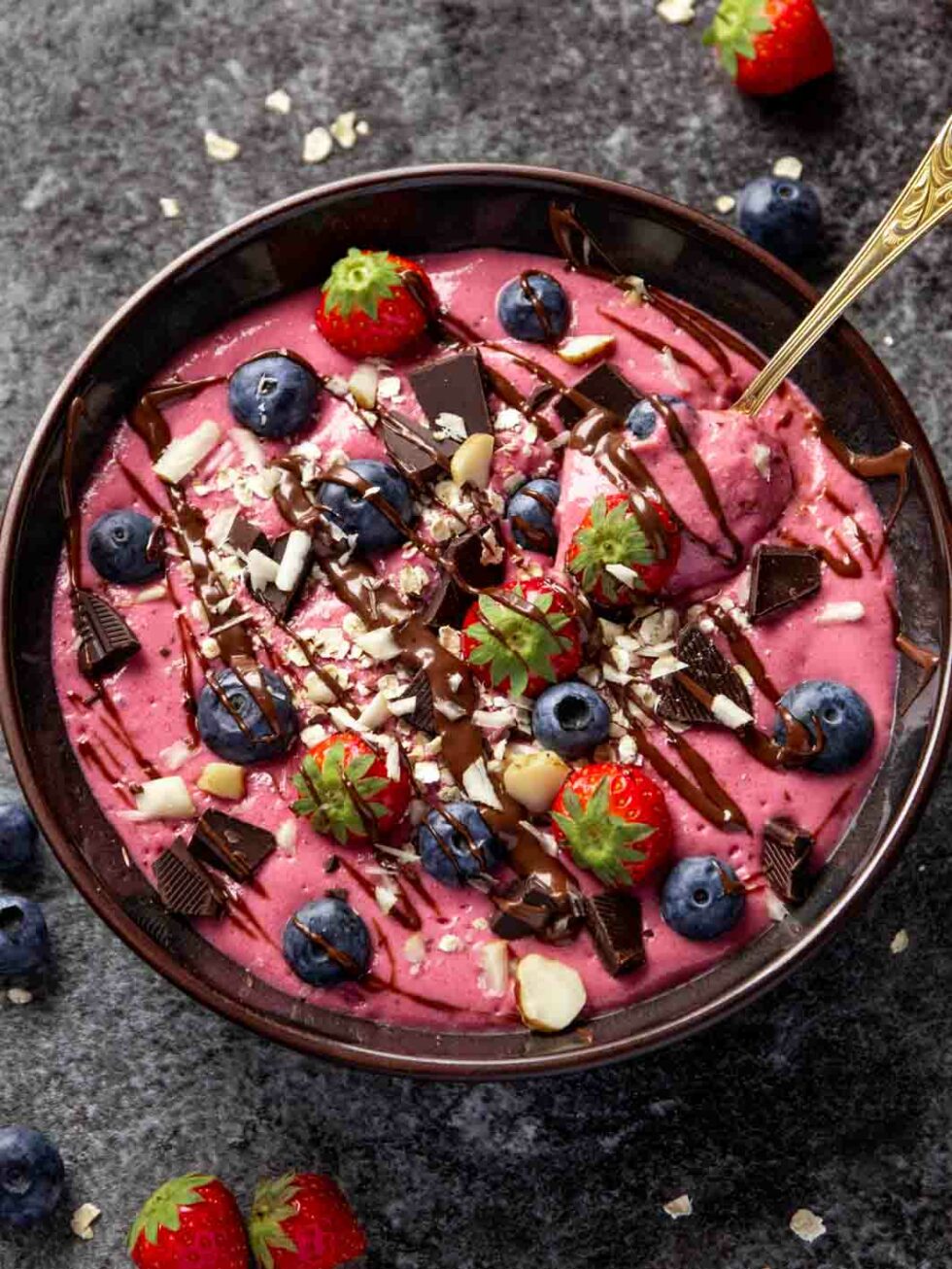 Smoothie Bowl mit Beeren (kalorienarm)