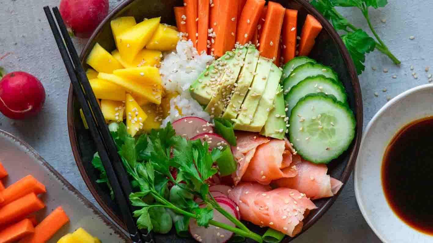 Poke Bowl Rezept mit Sauce und Lachs