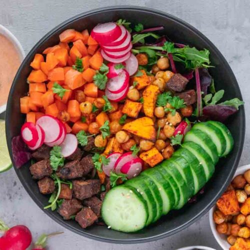 Buddha Bowl mit Dressing und kichererbsen