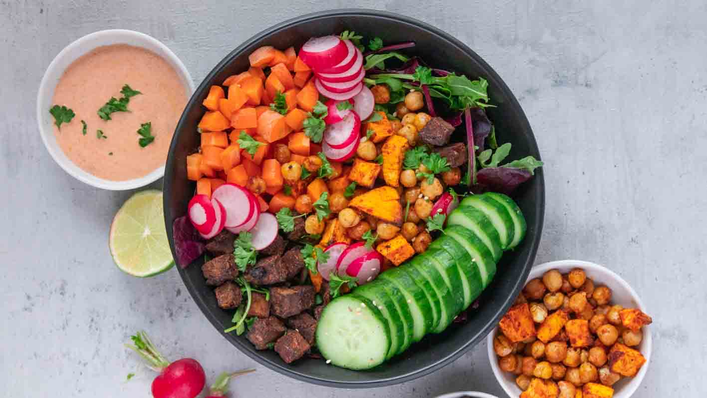 Buddha Bowl mit Dressing und kichererbsen