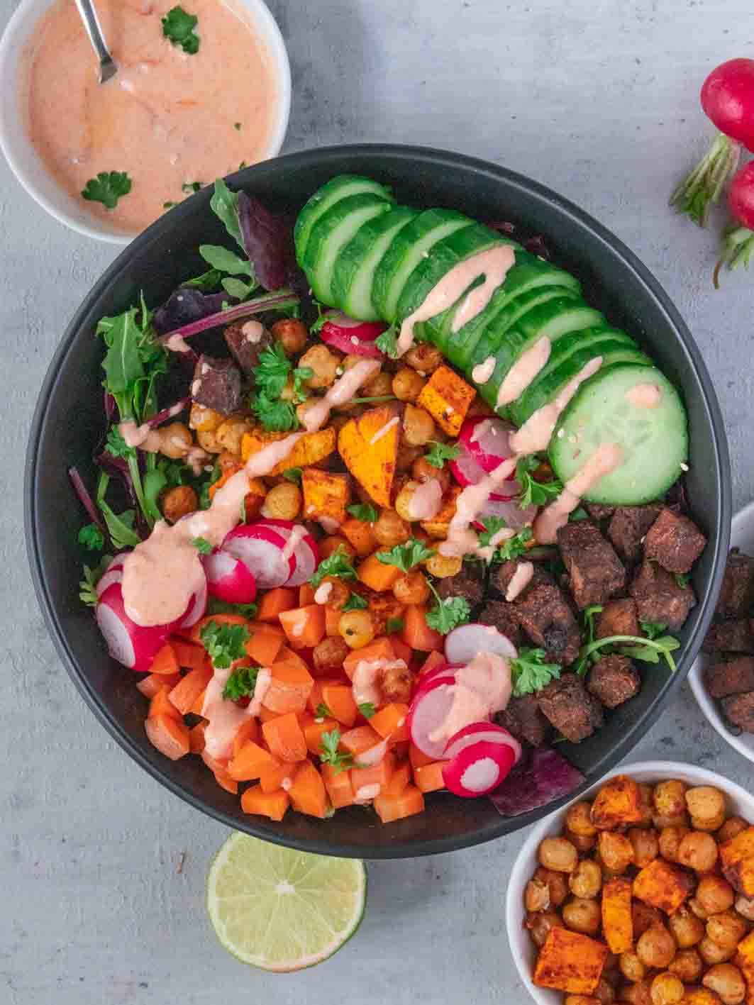 Buddha Bowl mit dressing und kichererbsen