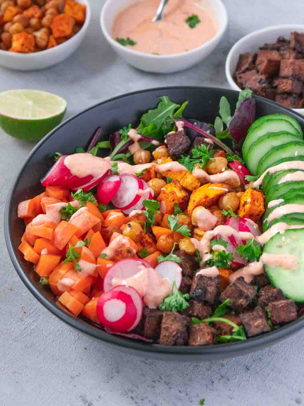 Buddha Bowl mit dressing und kichererbsen-7 Buddha Bowl mit dressing und kichererbsen
