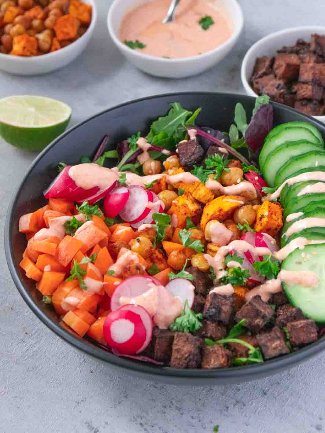 Buddha Bowl mit dressing und kichererbsen