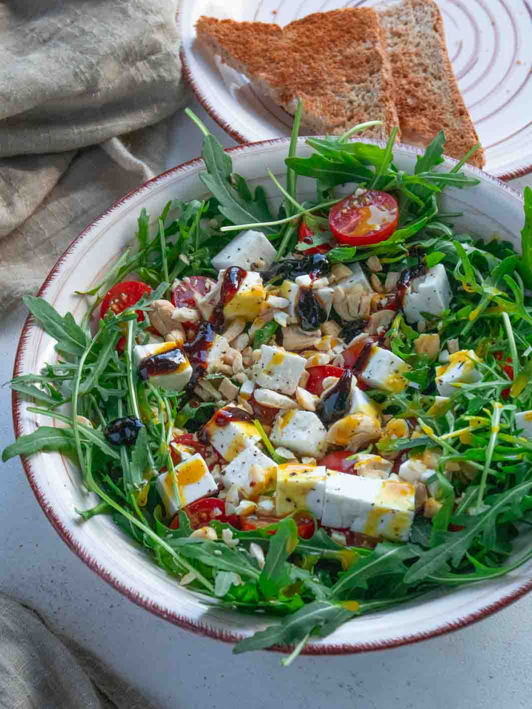 Rucola Salat mit Tomaten Feta und Dressing