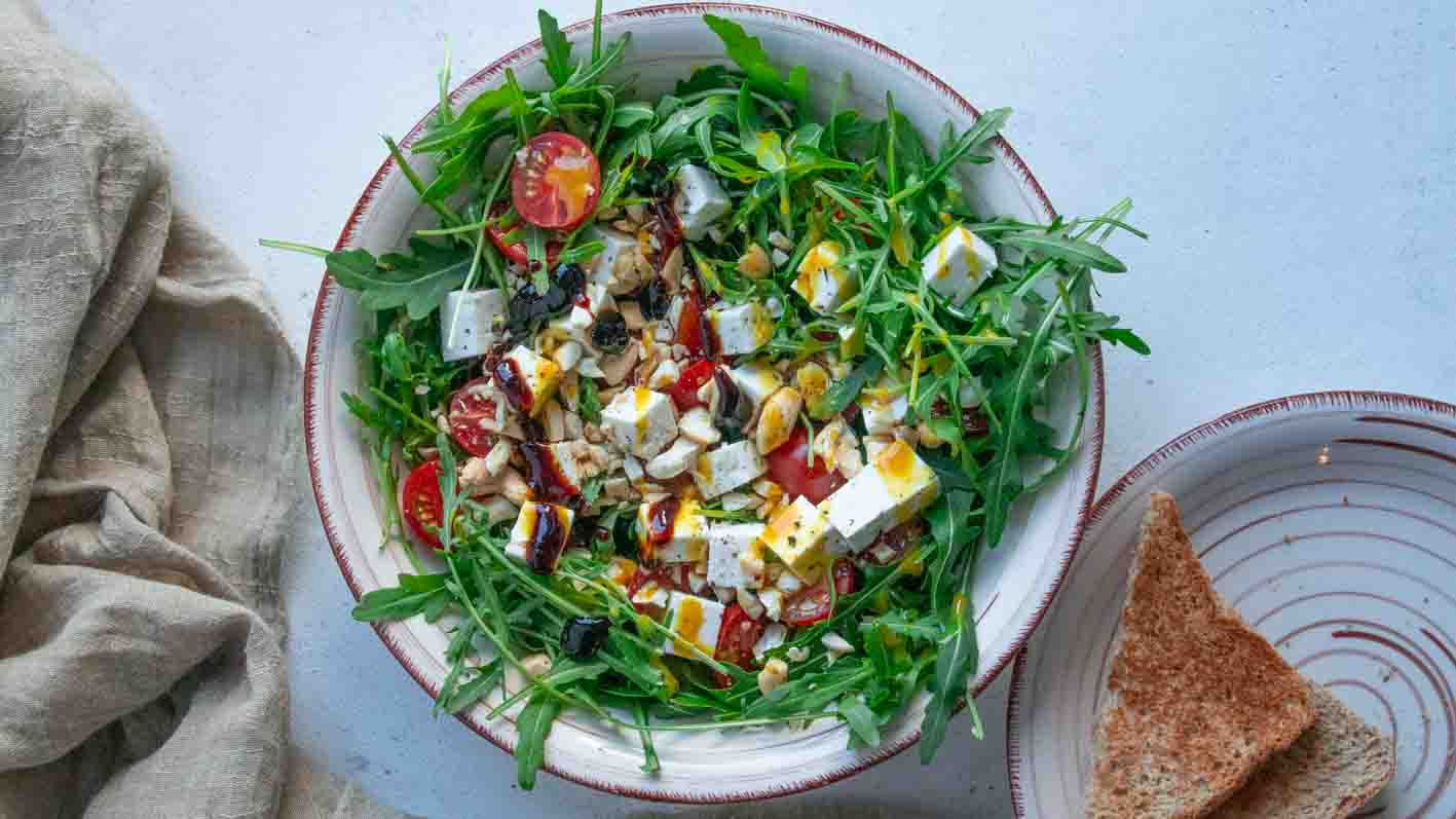 Rucola Salat mit Tomaten Feta und Dressing Rucola Salat mit Tomaten Feta und Dressing