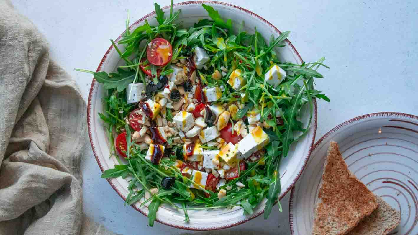 Rucola Salat mit Tomaten Feta und Dressing