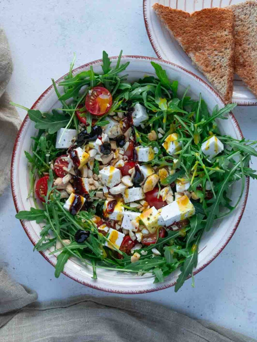 Rucola Salat mit Tomaten und leichtem Dressing