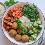 Falafel Bowl mit Hummus-Dressing vegan kalorienarm