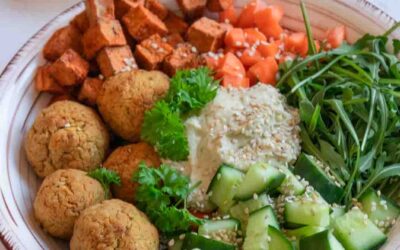 Falafel Bowl mit Hummus-Dressing (vegan, kalorienarm)