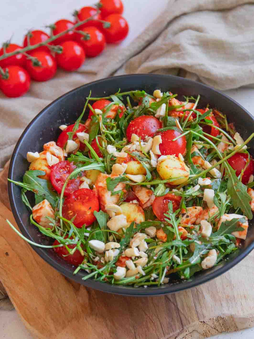 Gnocchi Salat mit Rucola Mozzarella und kalorienarmen Dressing