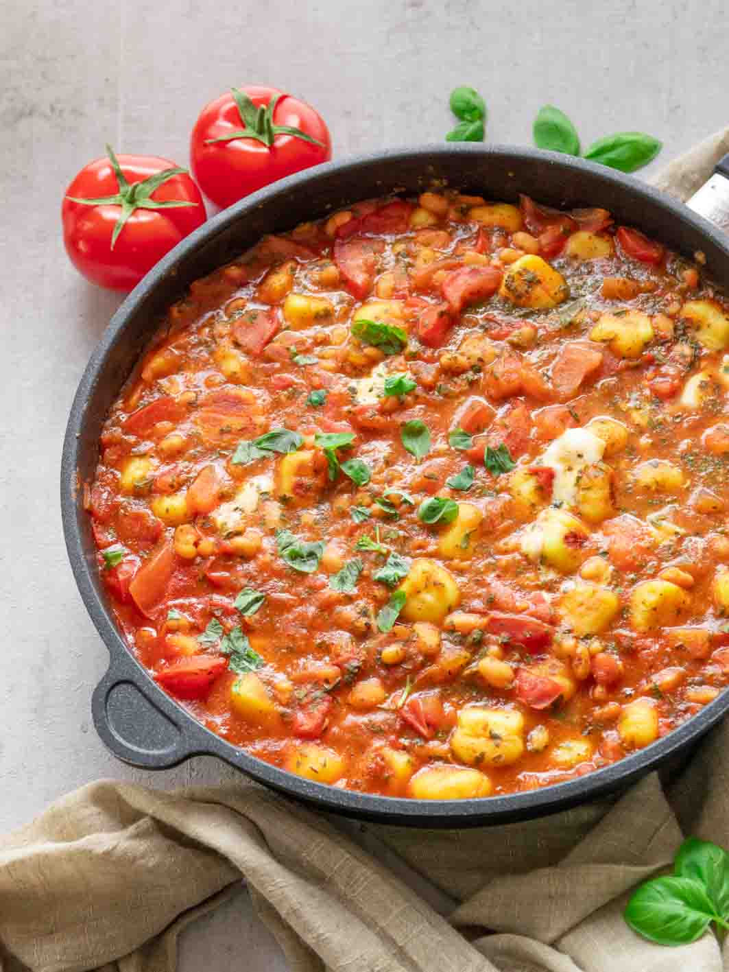 Gnocchi Pfanne mit Tomaten und Mozzarella - vegetarisch