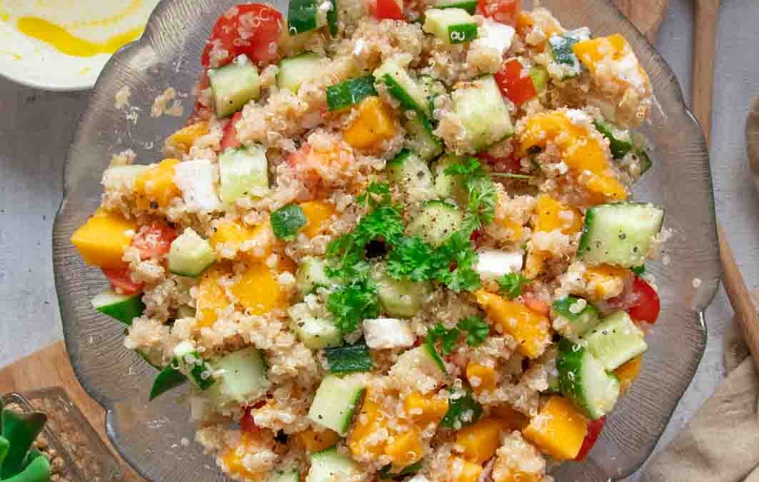 Quinoa-Salat mit Feta und Mango