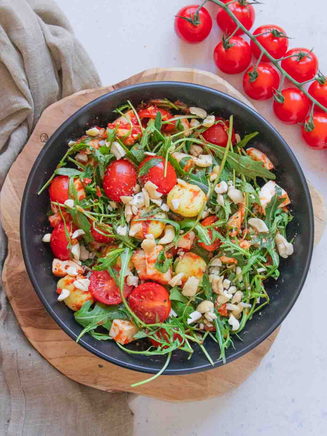 eiweißreiche Rezepte - vegetarische Salat Bowl mit Dressing Joghurt Limette